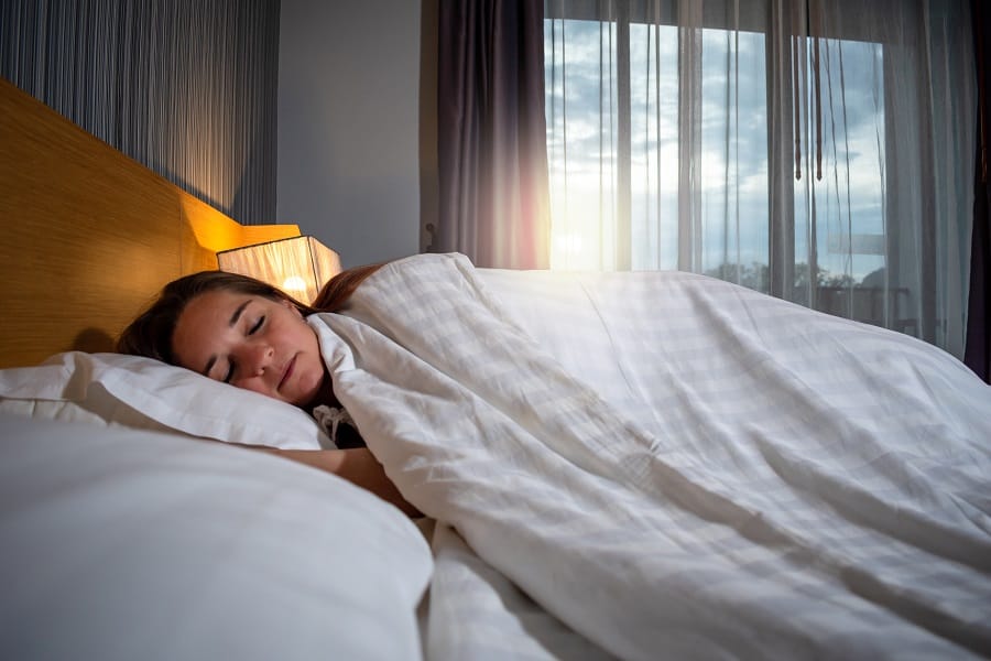 Comment entretenir les rideaux pour assurer une qualité de sommeil durable et sans risques pour la santé ?